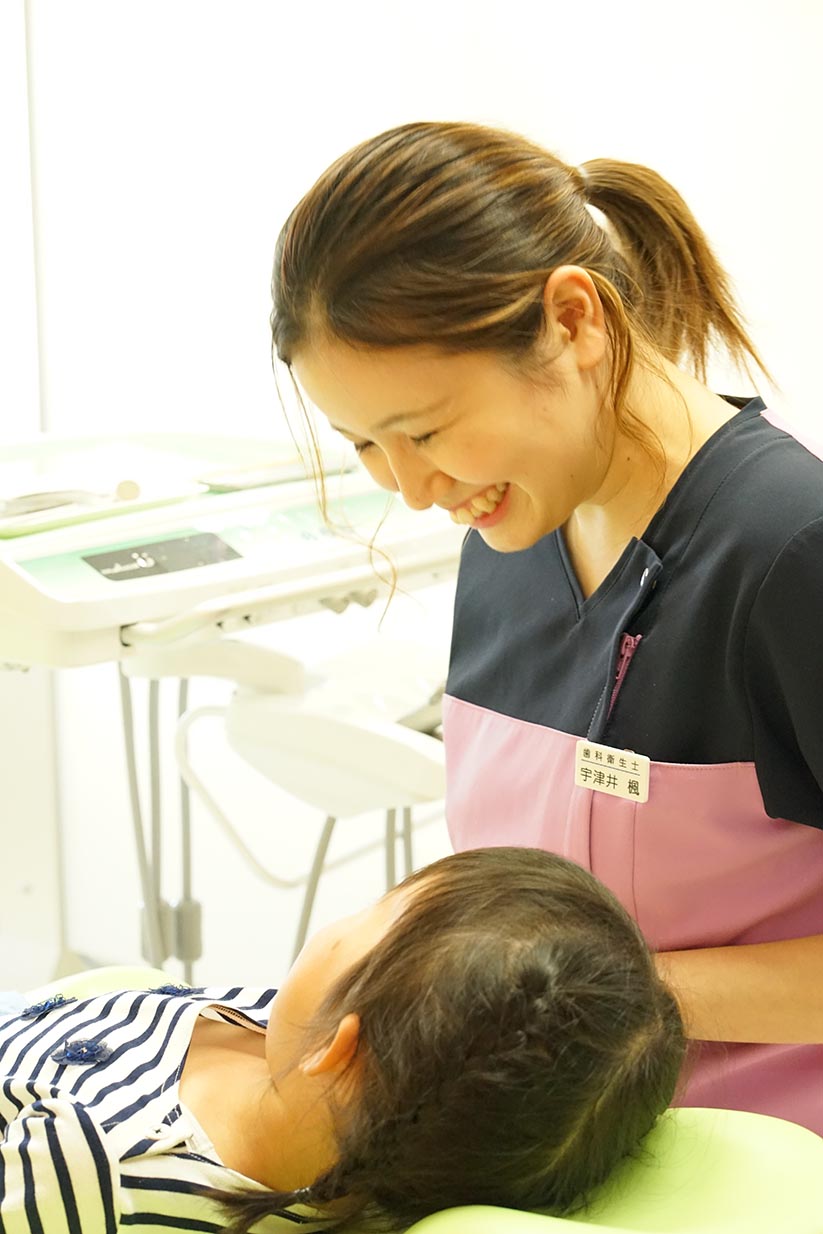 鈴木歯科クリニックのスタッフと子ども