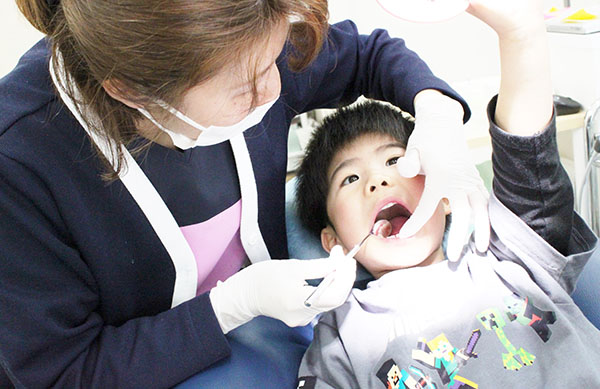 鈴木歯科クリニックのスタッフと子ども